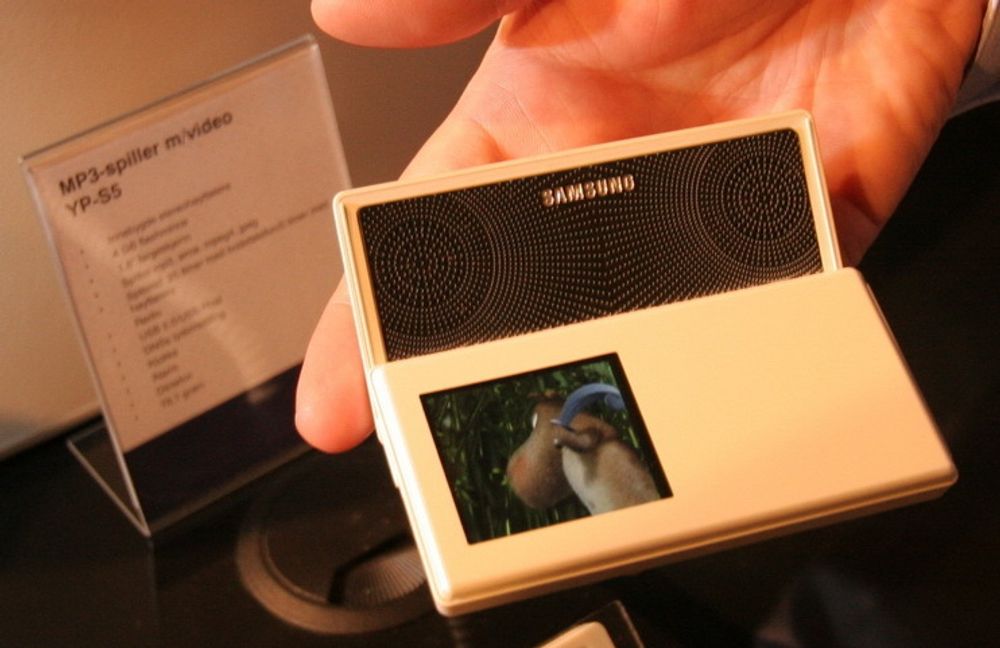 Samsung viste fram en hvit MP3-spiller under Electroworld. Om den ligner på iPod? Å neida....