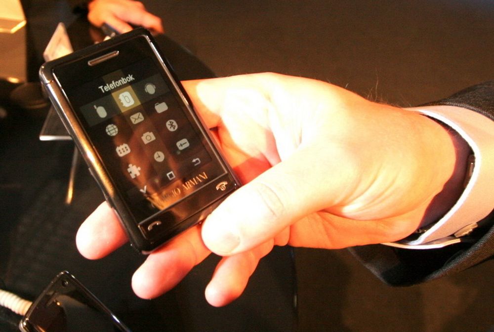 Samsung hadde på sin stand den kule Armani-mobilen som mange vil ønske skal ligge under juletreet til jul.