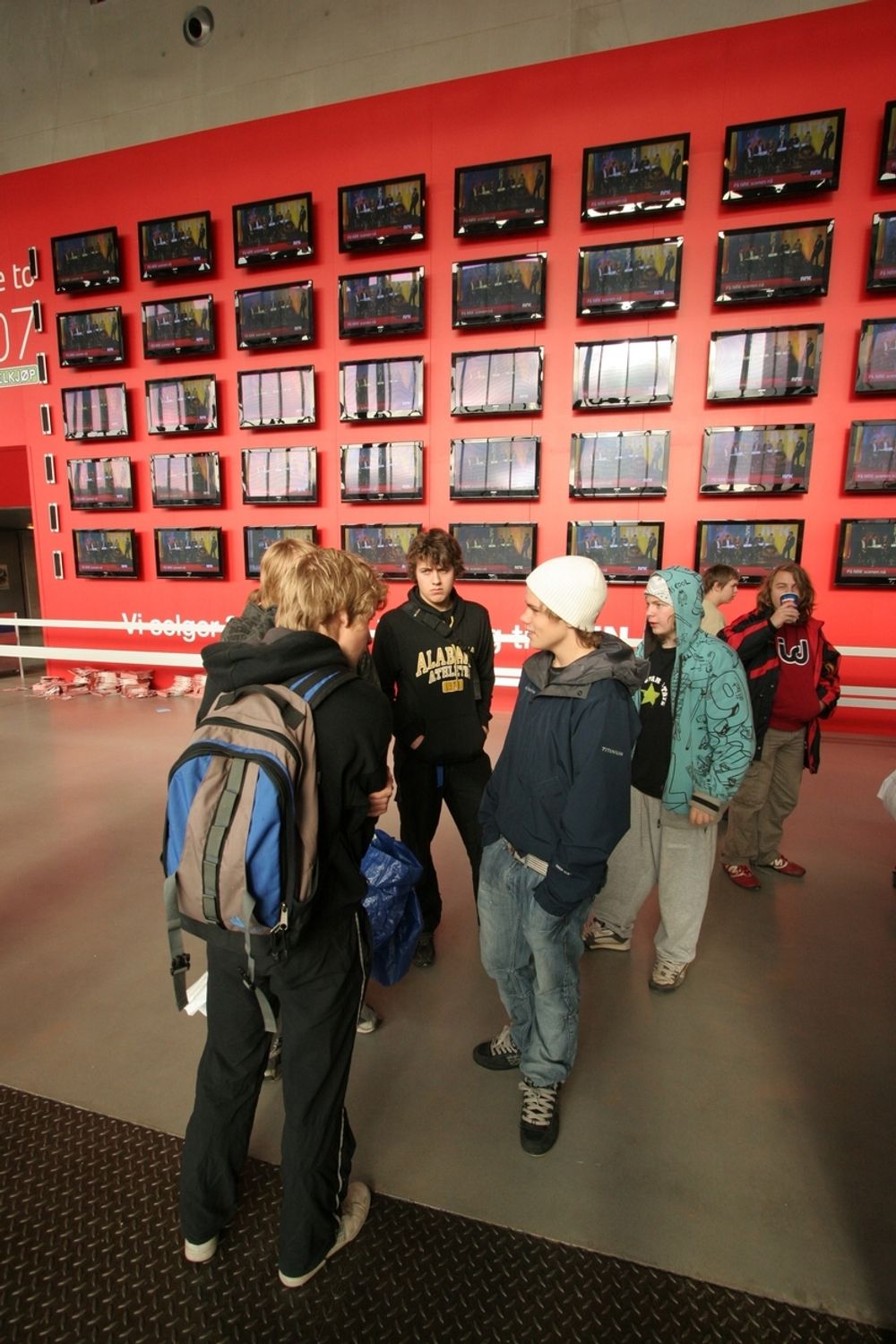 Ungdommer foran flatskjermer i inngangsområdet til Electroworld.