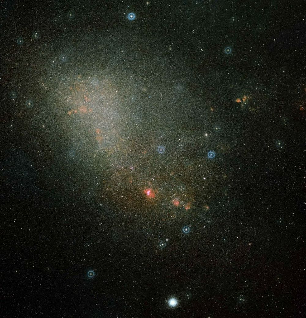 PERSPEKTIV: Dette bildet viser hele den lille Magellanske sky, som er HD 5980s galakse. Dobbeltstjernesystemet ligger i NGC 346, som er den største røde flekken rett under midten på bildet.