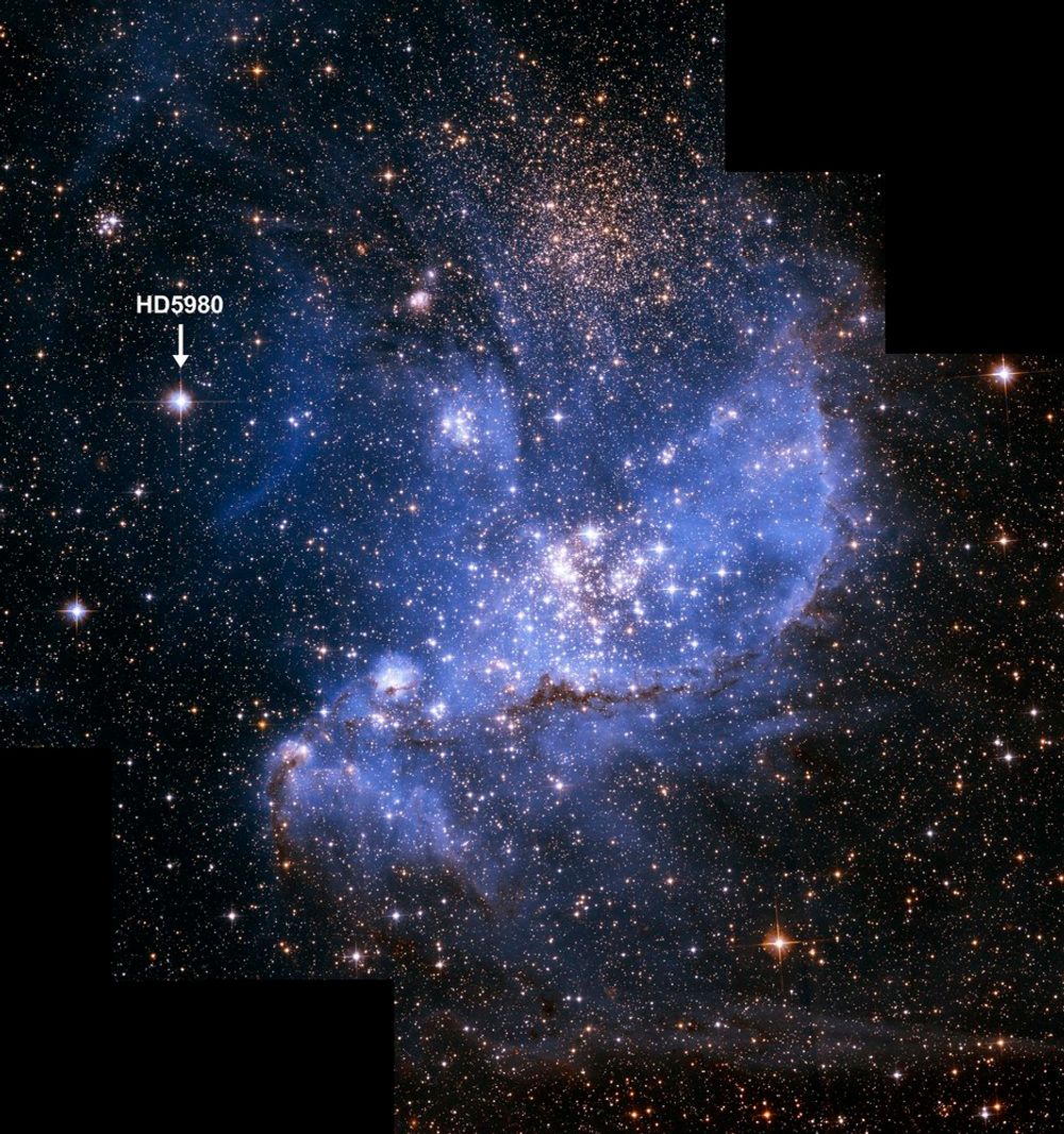 HER ER DE: Hubble har tatt dette bildet av stjerneklyngen NGC 346. Pilen viser dobbeltstjernesystemet HD 5980s posisjon.
