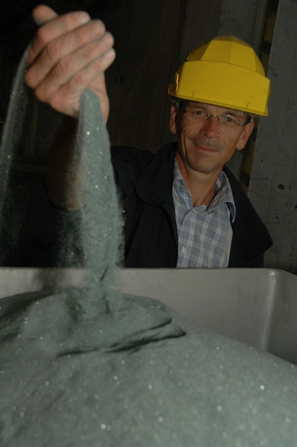 FINKORNET: - Utgangspunktet er en klump på 25 tonn. Etter bearbeiding i Eydehavn leverer vi silisiumkarbid med partikkelstørrelser helt ned i submikronområdet, sier administrerende direktør Lars Petter Maltby i Saint-Gobain Ceramic Materials.