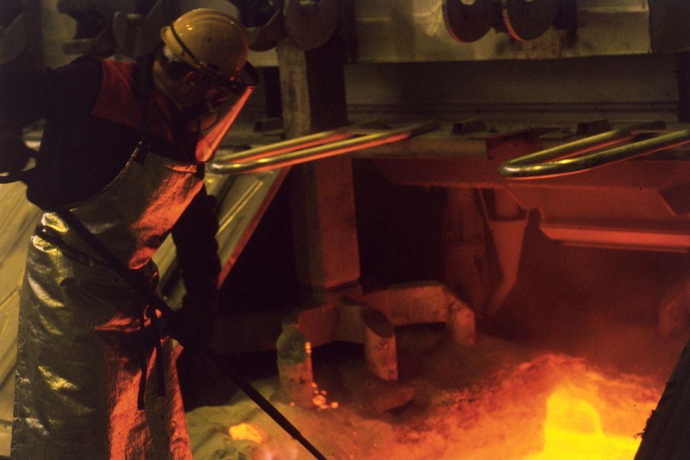 Arbeider i aluminiumsindustrien utsettes for farlige stoffer.
