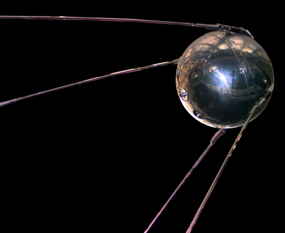 Sputnik 1-satellitten var en kule med en diameter på 585 mm laget av 2 mm tykk, polert aluminiumslegering - og fyllt med komprimert nitrogen. Den var utstyrt med fire antenner på mellom 2,4 og 2,9 meter, og to radiosendere.