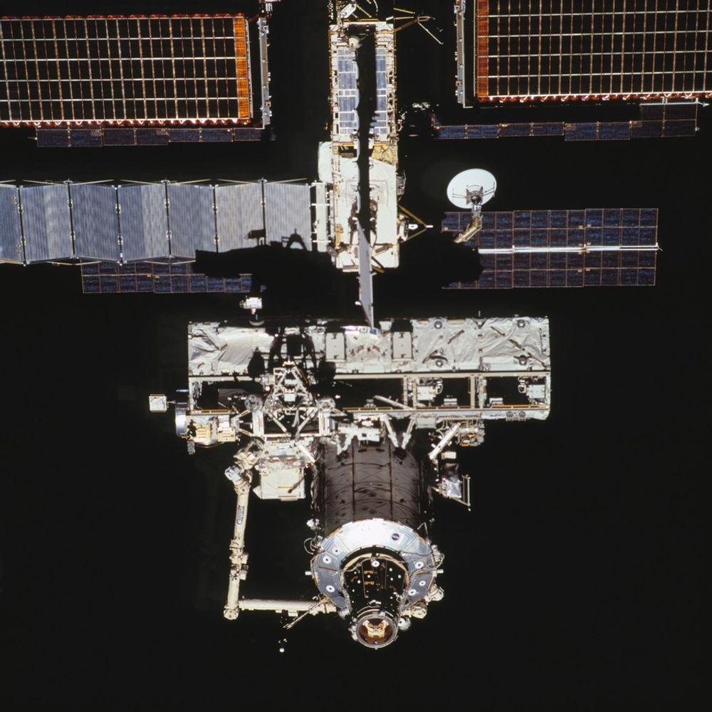 JUNI 2002: Det mobile transportsystemet (MBS), som gjør at Canadarm2 kan bevege seg langs S0, er synlig midt i bildet.