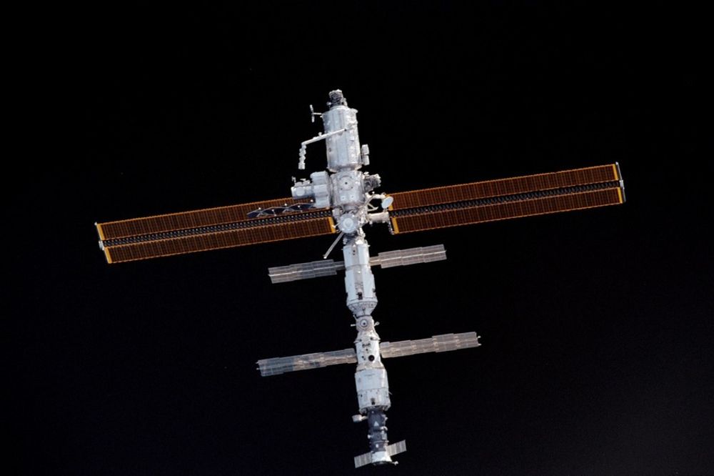 JULI 2001: Luftslusen Quest er på plass. Denne gjør det mulig for astronauter å gjennomføre romvandringer uten at en romferge er dokket til ISS. På bildet ser det ut som om Canadarm2 (SSRMS) peker mot luftslusen på romstasjonens styrbord side. Andre fase i ISSs byggeprosess er fullført.