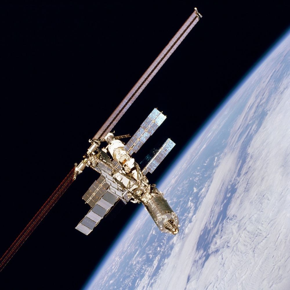 FEBRUAR 2001: Det amerikanske laboratoriumet Destiny er montert av STS-98-mannskapet.