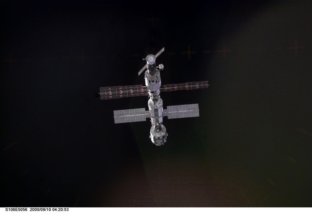 SEPTEMBER 2000: Forsyningsfartøyet Progress er på plass ¿ på toppen av ISS i dette bildet. Ved siden av er service-modulen Zvezda, som ble sendt til romstasjonen i en Proton-rakett to måneder tidligere.
