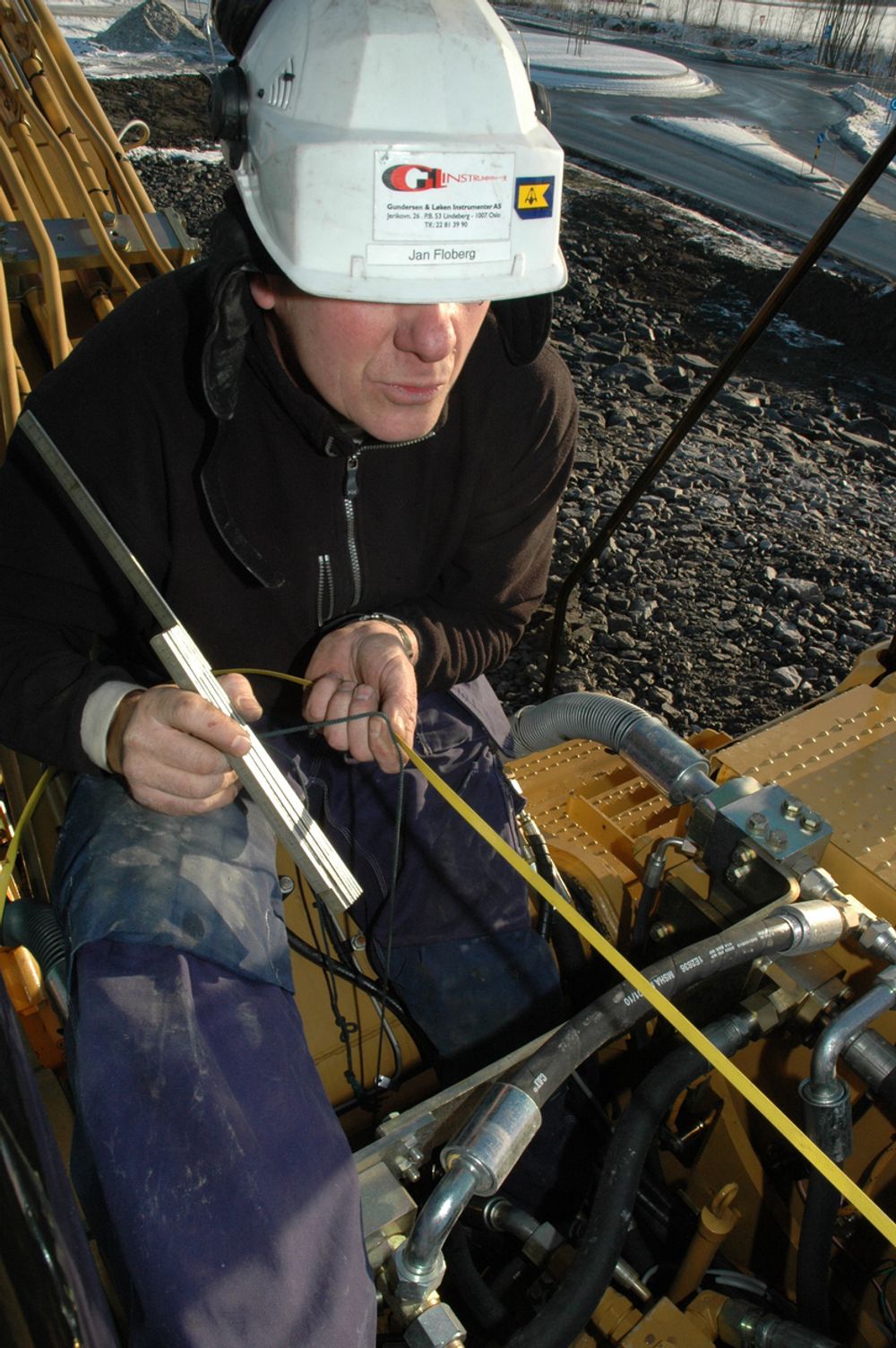 OPPMÅLING: Når antennen er montert, må avstander og høyde måles i forhold til aksen gravemaskinen dreier om. Deretter skal disse verdiene inn i datamaskinen.