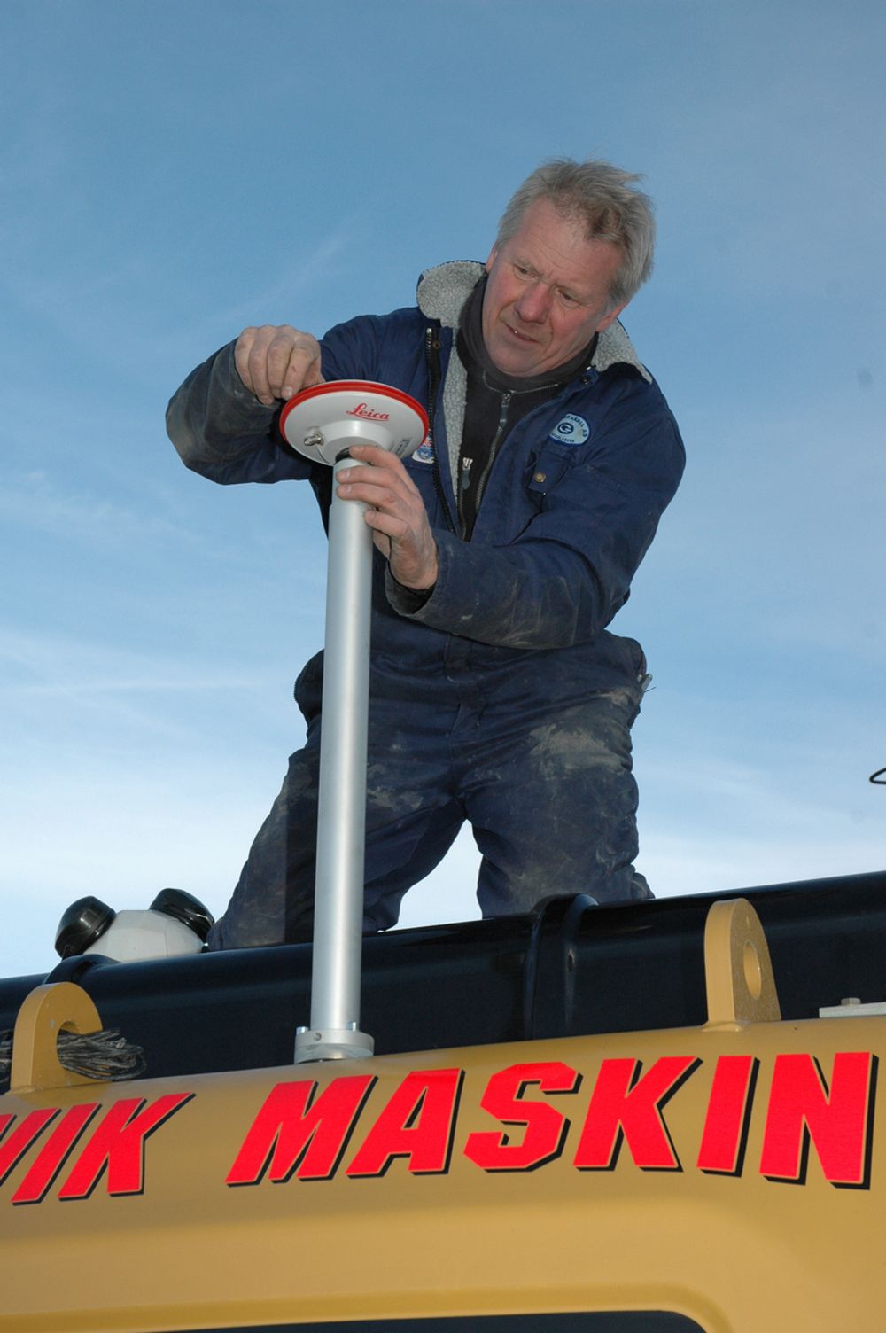 ANTENNE: Antennen er montert, høyt oppe og så langt bak armen på gravemaskinen som mulig.