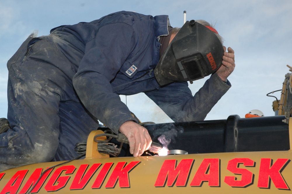 Jan Floberg, daglig leder i Gundersen og Løken Instrumenter AS sveiser et antennefeste til GPS på en gravemaskin. Bildet tatt i Askim under bygging av E18