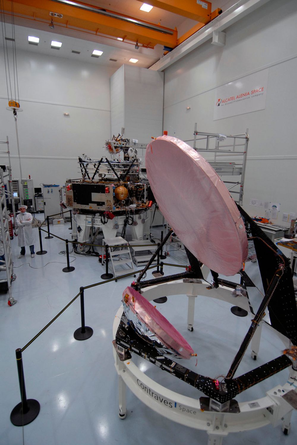 SPEIL: Planck-sondens speil ble også vist frem hos Alcatel Alenia Space i Cannes.