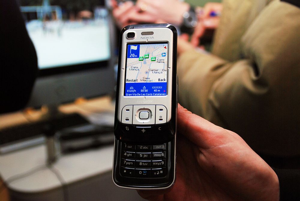 NAVIGATOR: Nokia 6110 Navigator kommer med innebygd kart over Norden, med "points of interest" - som f.eks. restauranter og bensinstasjoner. Du kan også kjøpe ekstra porgrammer dersom du vil skifte ut stemmen som forklarer veien, få en by-guide hvis du skal på ferie, eller motta oppdaterte trafikkmeldinger. I tillegg til navigasjon har 6110 3G, HSDPA og 2 megapiksel kamera.