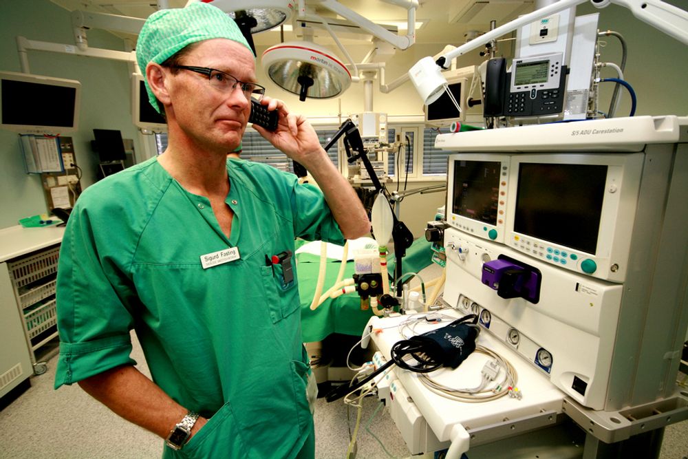 DÅRLIGE TELEFONER: Overlege Sigurd Fasting har lite godt å si om de nye trådløse IP-telefonene ved St. Olavs Hospital. Men mange er likevel fascinert over sykehuset som er stappet med moderne IKT-løsninger.