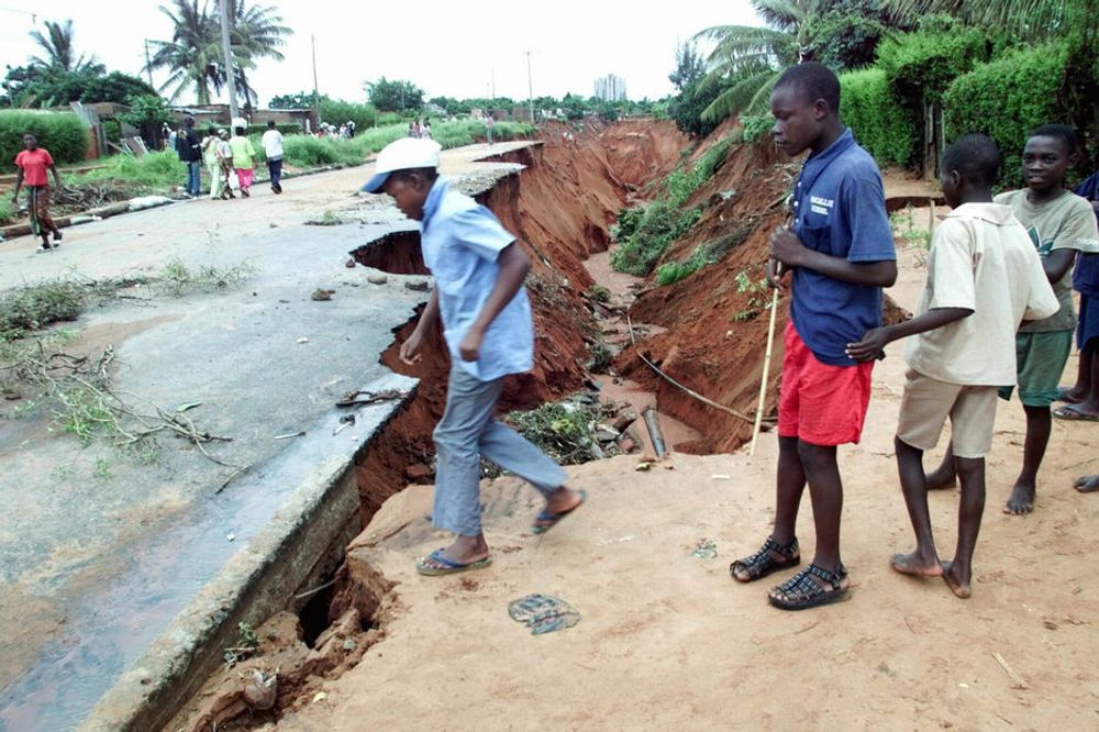 ALVORLIG: El Niñoer forårsaker store skader i mange fattige land i Afrika. Her har flomvannet ødelagt en av hovedveiene inn til hovedstaden Maputo i Mosambik.