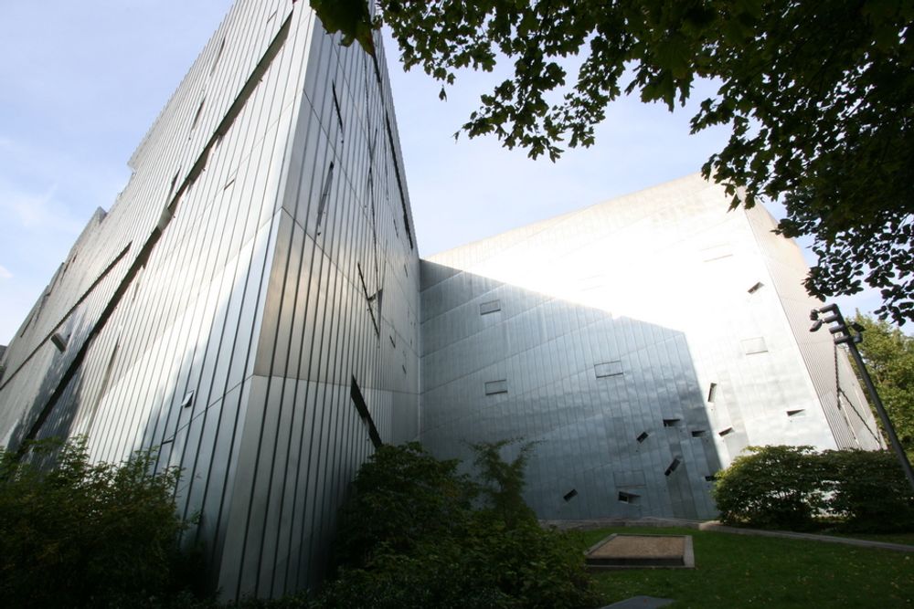 Det jødiske museet i Berlin er formet som en ødelagt jødestjerne sett ovenfra. Fasaden har en zinkbekledning med smale spalter av "vinduer" på kryss og tvers.