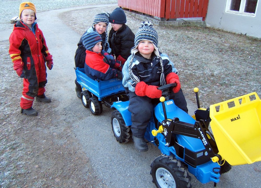 TRAKTORLEK: Biri Barnehage på Biri ble Årets entreprenørbarnehage i Oppland 2005, og fikk en flott leketraktor og 10.000 kroner fra MEF.
