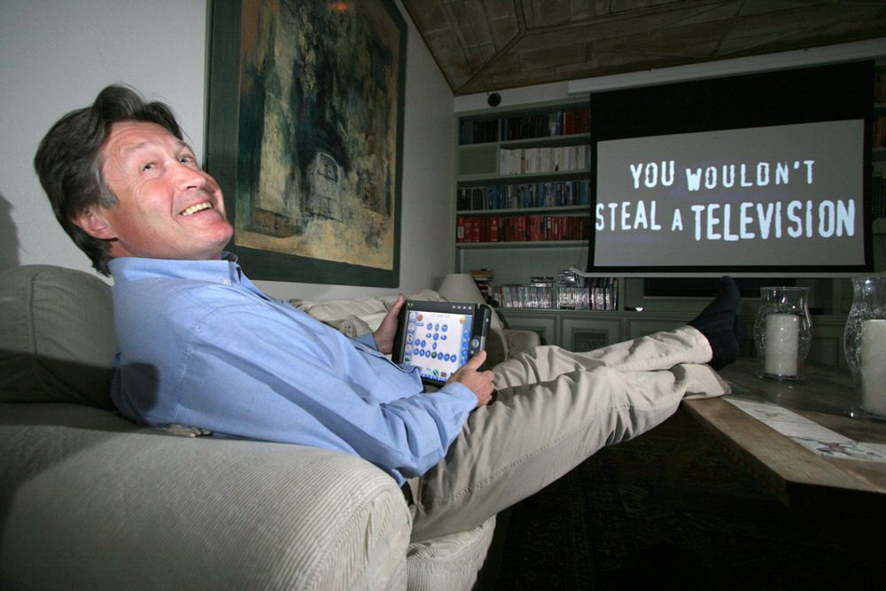 IKKE TYVERI: Christopher Dahl i godsofaen foran TV-en med Adapt navigasjonsfjøl.