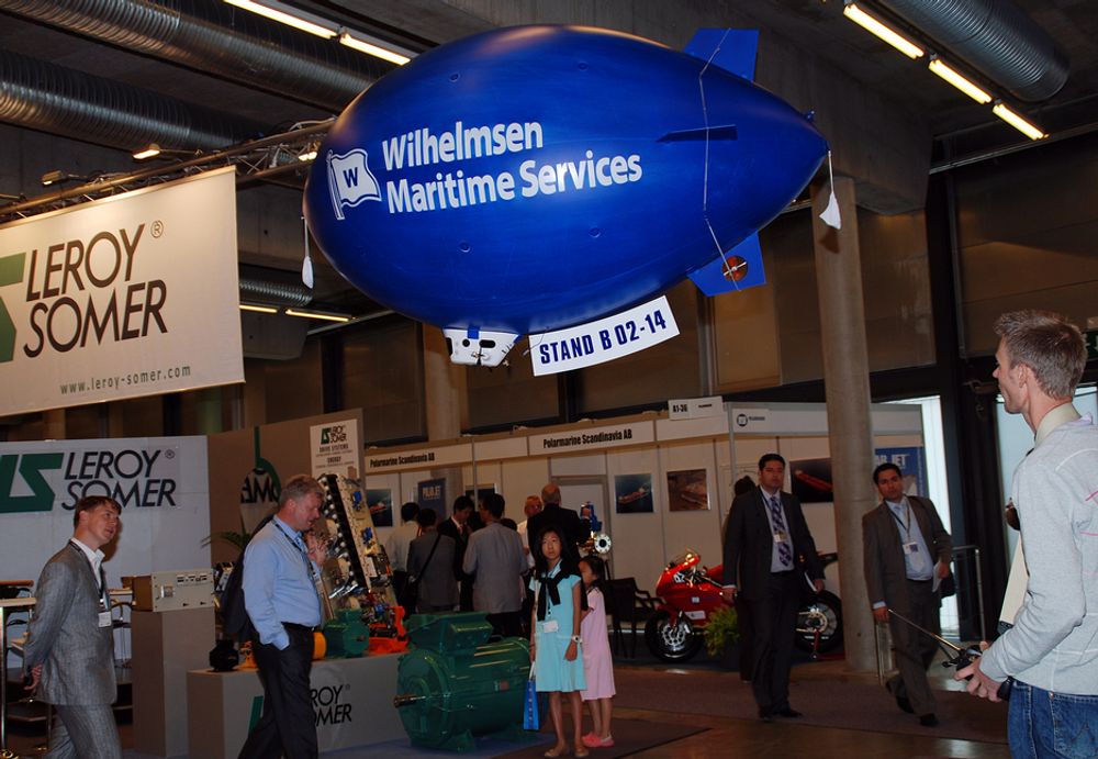 LUFTSKIP: Lufta er for alle, mener Wilhelmsen Maritime Services, og styrer sitt reklame-luftskip over hodene på de besøkende i utstillingshallene.