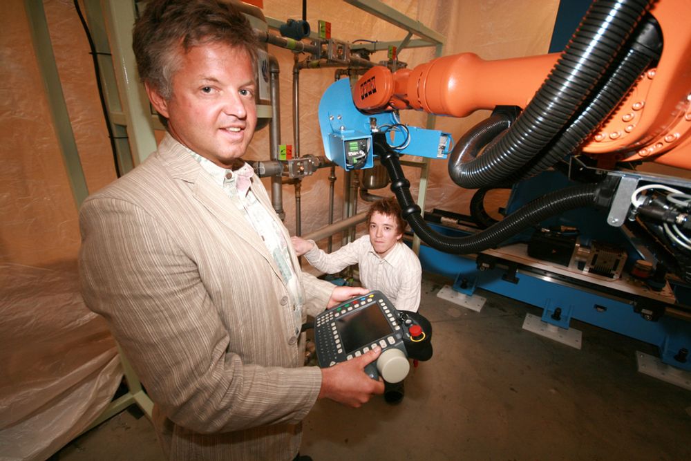 NY ROBOTLAB: I en ny robotlab finner Sintef-forsker Pål Liljebäck (bak) og direktør Ulrik Bindingsbø i Hydro ut hvordan en robot på plattform fungerer.