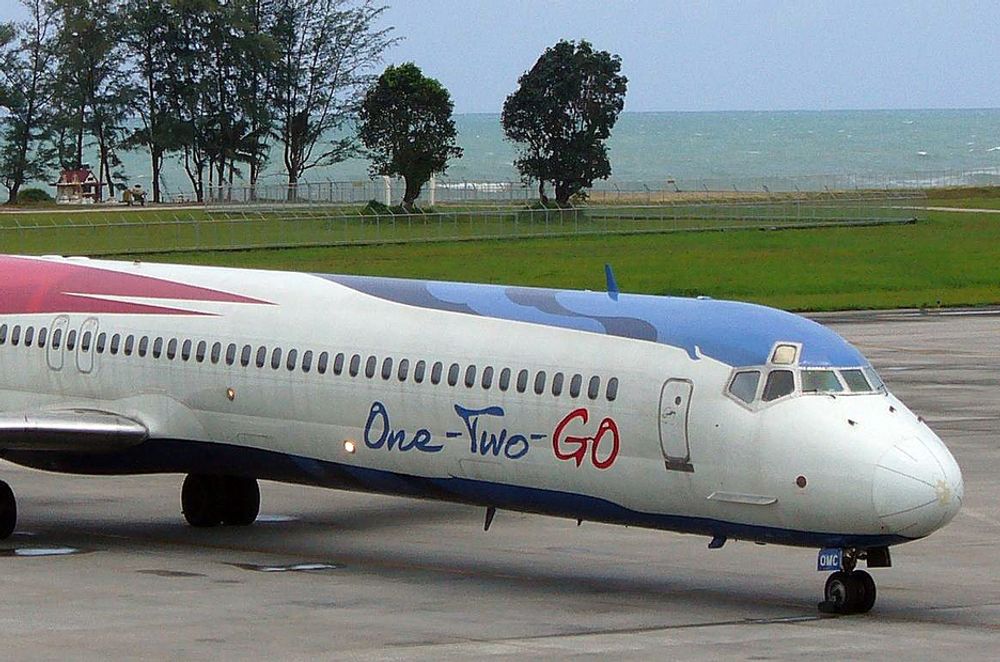 Det var et slikt McDonnell Douglas MD-82-fly fra det thailandske lavprisselskapet One-Two-Go som krasjet og tok fyr her på flyplassen i Phuket søndag.