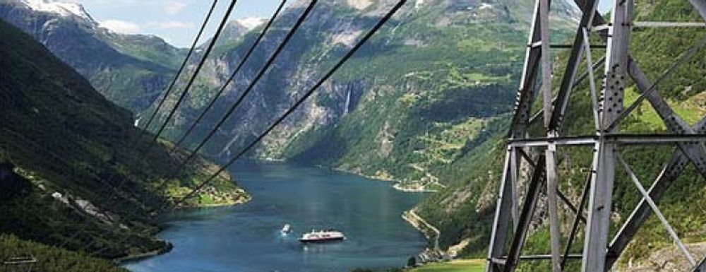POSTKORTKAMPANJE: "Greetings from Hardangerfjorden" står det på dette postkortet, som er spredt i 50 000 eksemplarer av DNT og NHO Reiseliv. Kampanjen har fått Statkraft til å se rødt.