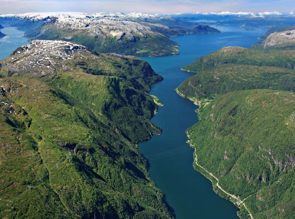 NVEs forsøk på å stagge motstanden mot høyspentledninger i luftspenn over Hardangerfjorden viser et noe penere bilde enn DNT. Her er ledninger og master så å si usynlige.