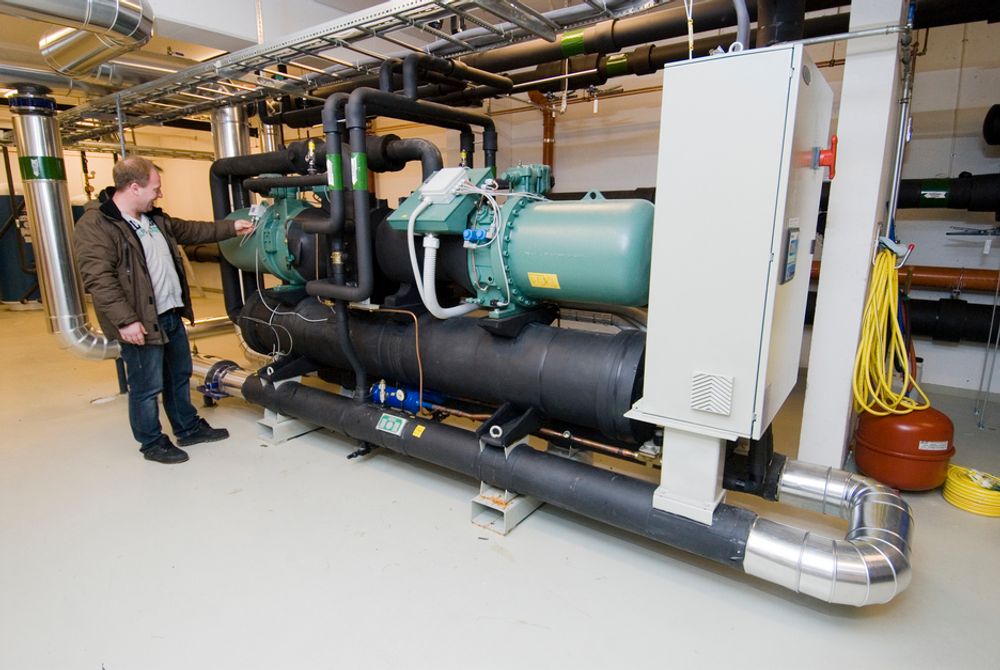 VARMEPUMPE: Lars Lunde, enøk-ansvarlig i Asker kommune, ved en varmepumpe på 300 kW som er installert for å bruke jordvarme ved Borgen skole.FOTO: KNUT STRØM