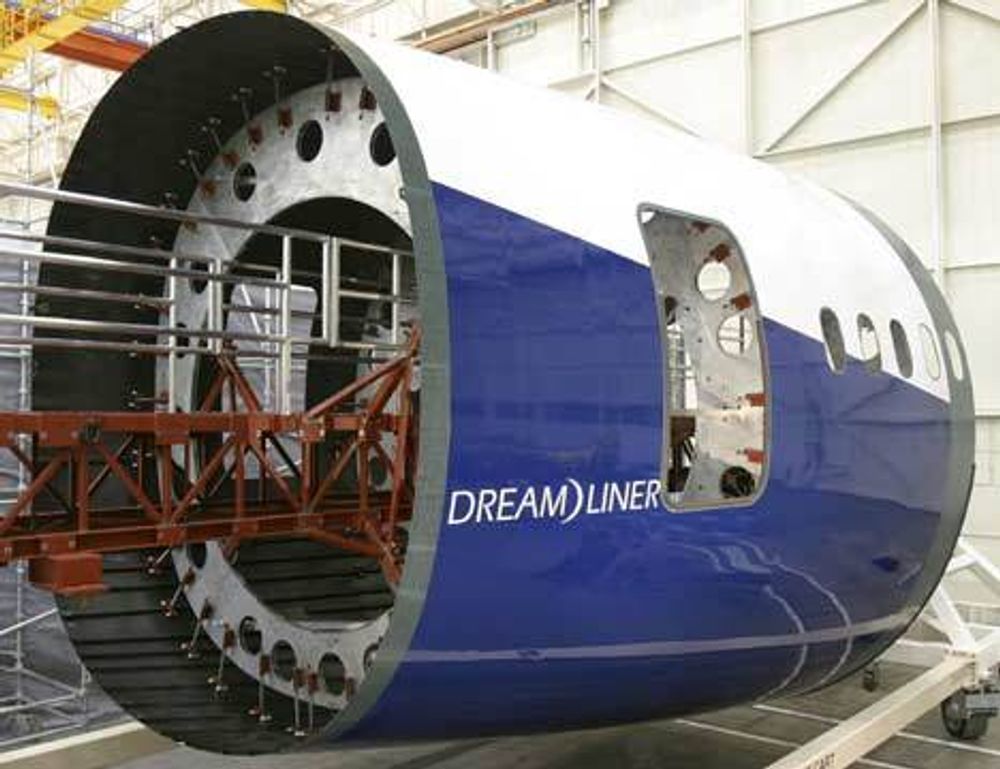 TØNNE: Denne tønna er en sju meter lang og seks meter bred kroppsseksjon til Boeings nye kjappfly, 250-seteren 787 Dreamliner. Seksjonen er bygget ved fabrikken i Everett, Washington.