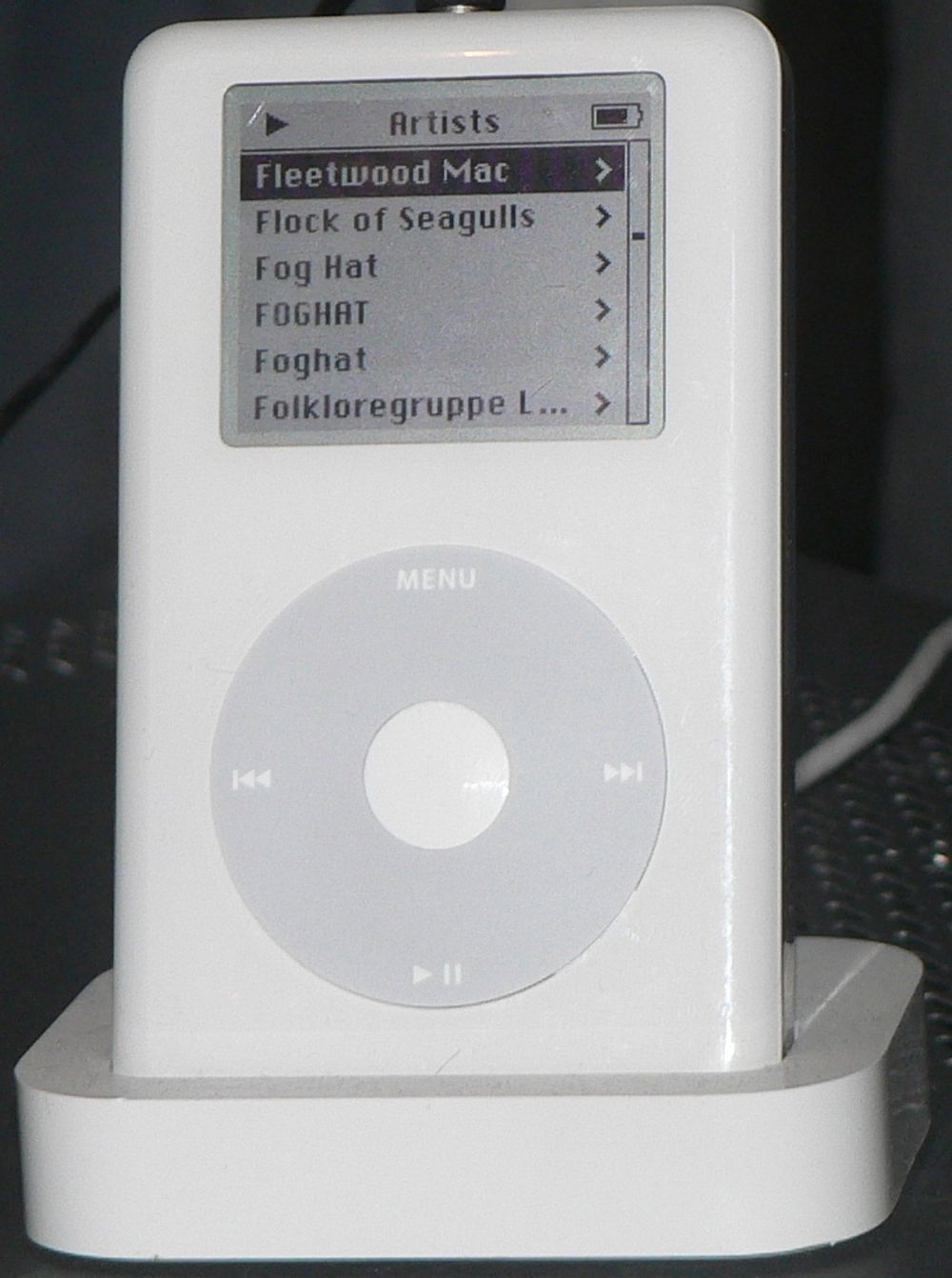 ORIGINALEN: Her står den originale iPod-en i sin dockingstasjon. 10,35 centimeter høy er den vesentlig lavere enn bygningskopien - mildt sagt.