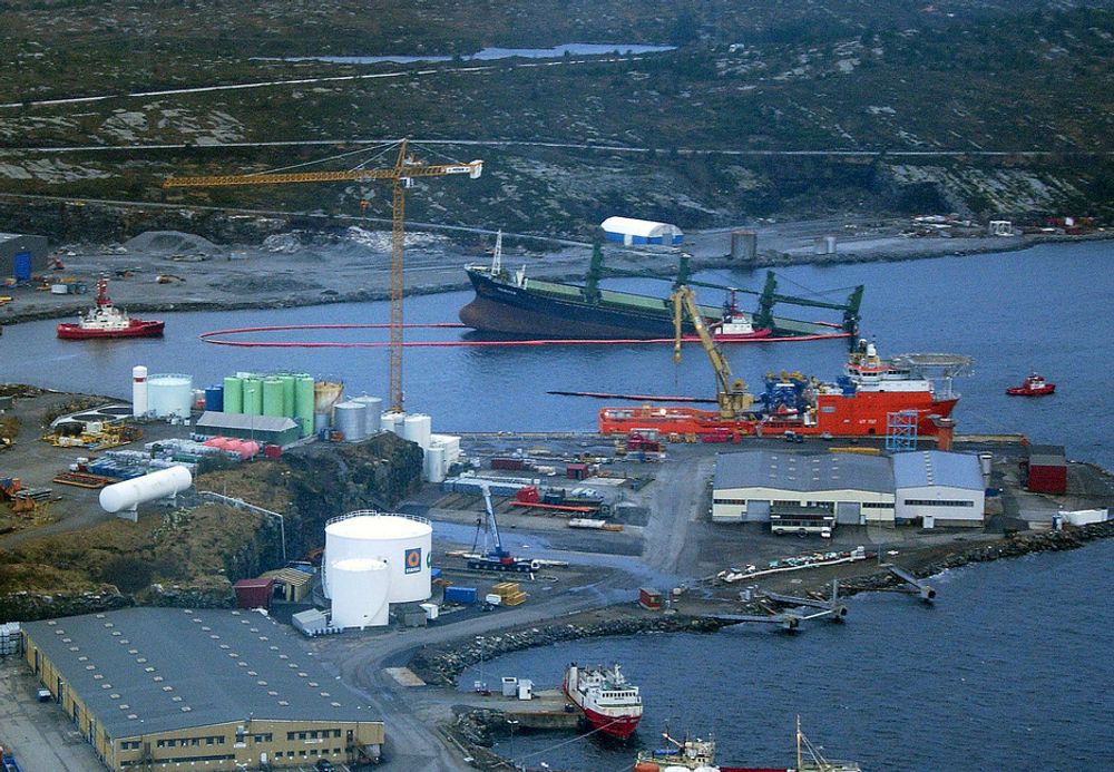 NØDLOSSES: Forskipet er landsatt på Ågotnes, hvor det er bedre vernet for vær og vind. I dag skal det nødlosses.