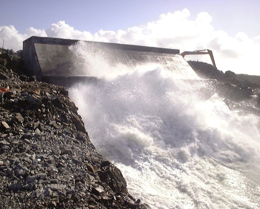 SKOTTEKRAFT: På den skotske øya Islay står et skotskutviklet og -bygget kraftverk basert på at bølger strømmer inn i et kammer på stranden. Der inne løfter vannet en luftmengde gjennom et rør og luften driver en turbin. Systemet fungere også baklengs.