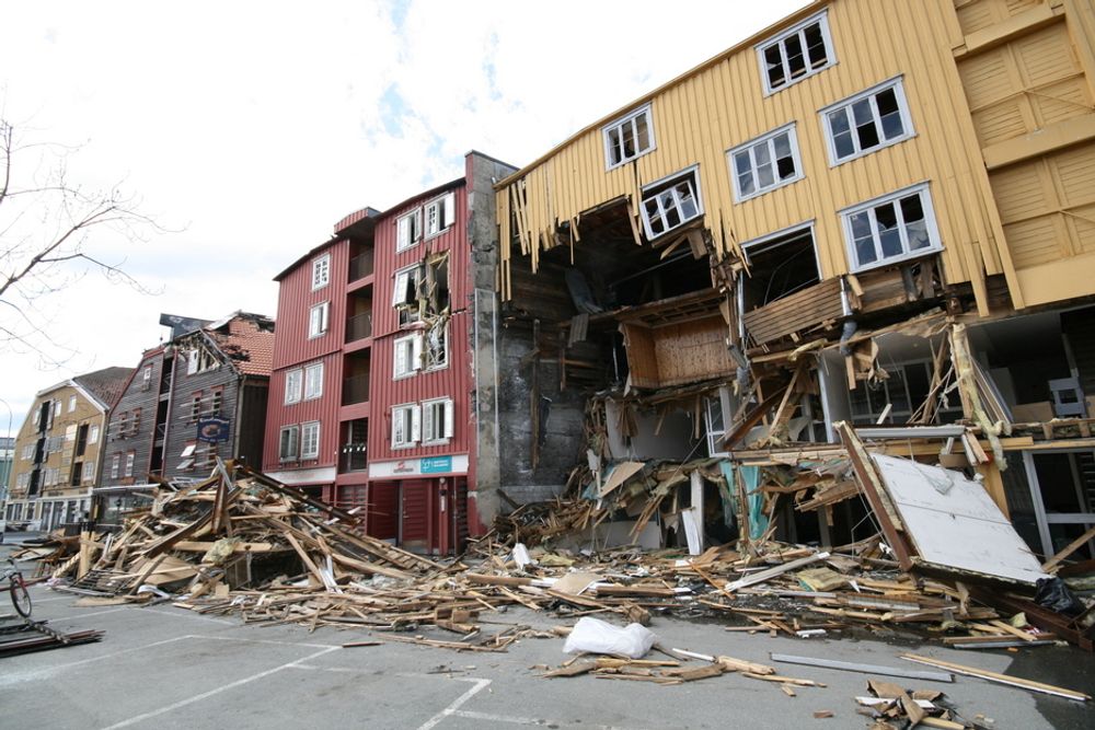 TOTALSKADD: De tre bryggene som ble rammet av brannen i Trondheim 17. mai må trolig rives etter de store skadene.