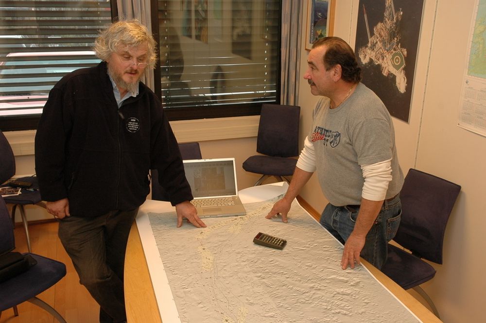 KRAFTIG DEKNING: Jan-Erik Rygh og Chris Stamford-Burrows ved kartet over utplasseringen av transpondere for legging av Ormen Lange-rørene.