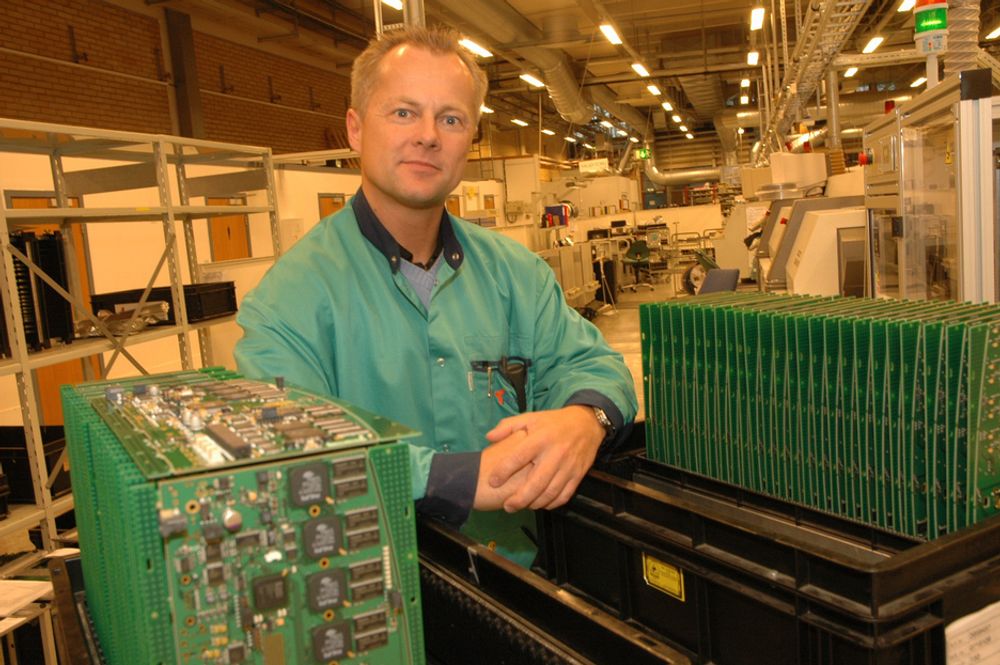 KORT: Driftssjef Geir Henriksen har ansvaret for at elektronikkortene fra fabrikken i Arendal holder den standard kundene forventer.