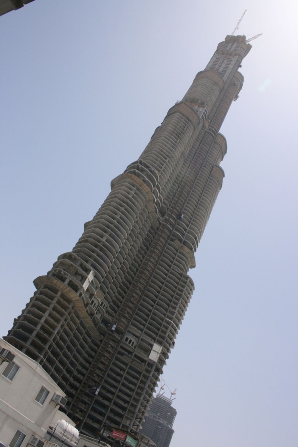Dubai: Ikke det skjeve tårn i Pisa men Burj Dubai sett gjennom et  skrått kamera.