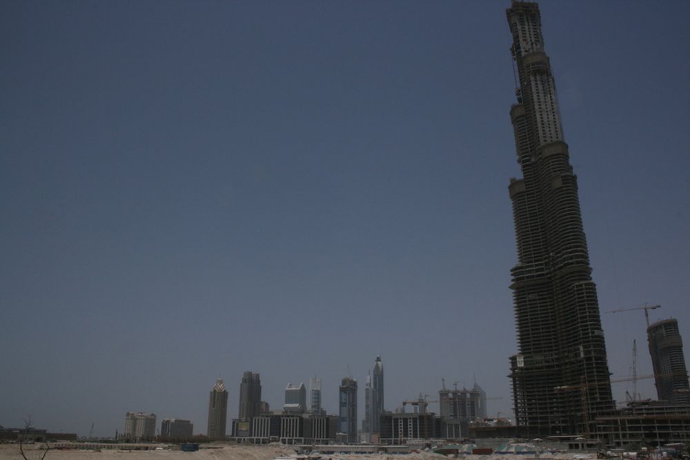 Høyhyusbebyggelsen rundt Burj Dubai blir liten  i forhold.