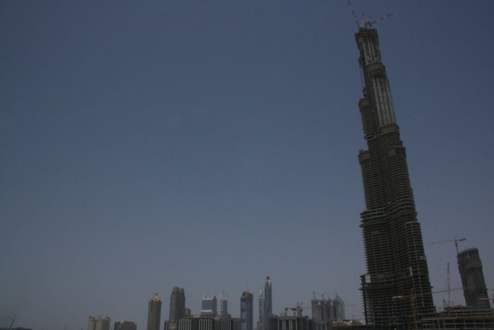 Burj Dubai kneiser mot himmelen.