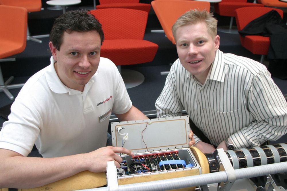AVANSERT: Det er utviklet en avansert elektronikkløsning for Pipescanneren. Her er prosjektleder Chato Jakobsen fra DataRespons (til venstre) og teknisk leder Hans Eilif Larsen fra Breivoll Inspection Technologies.FOTO: BREIVOLL