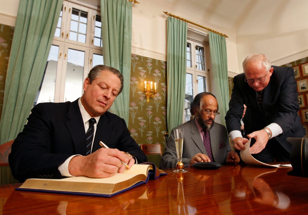 Al Gore og Rajendra Pachauri signerer Nobelprotokollen.
