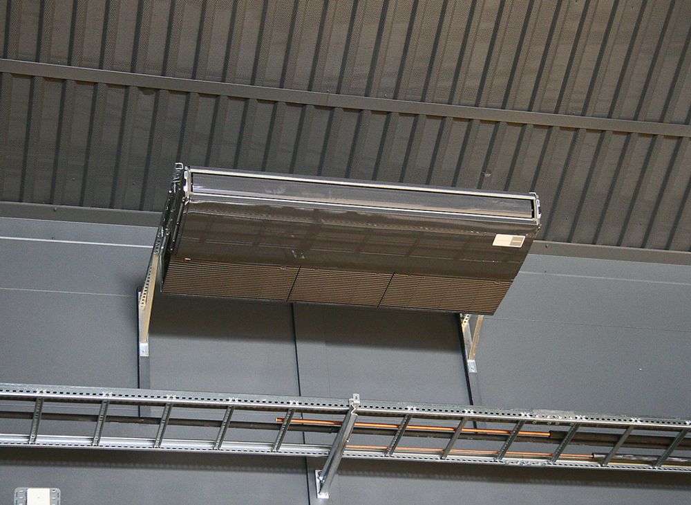 RADIATORER:
Oppunder taket henger ni store radiatorer som varmer, kjøler og sirkulerer luften i hallen