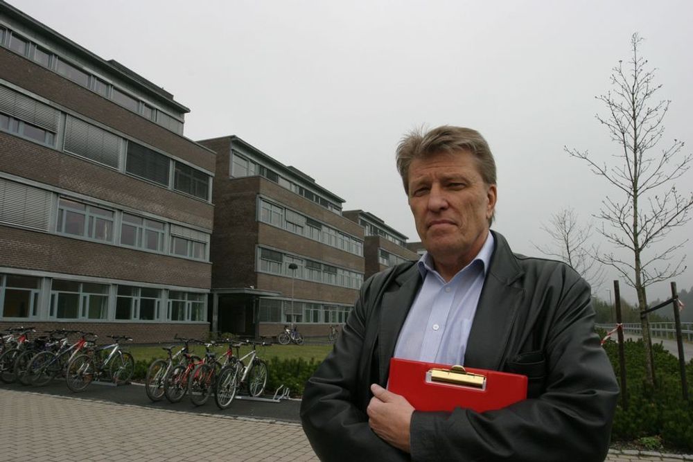 NOK LUFT: Per Olav Rustad i Undervisningsbygg jobber for et bedre inneklima på skolene. Han mener at luftmengden i klasserommene kan reduseres noe, og likevel gi tilfredsstillende arbeidsforhold. Her er han ved Bjørnholt skole på Bjørndal i Oslo.