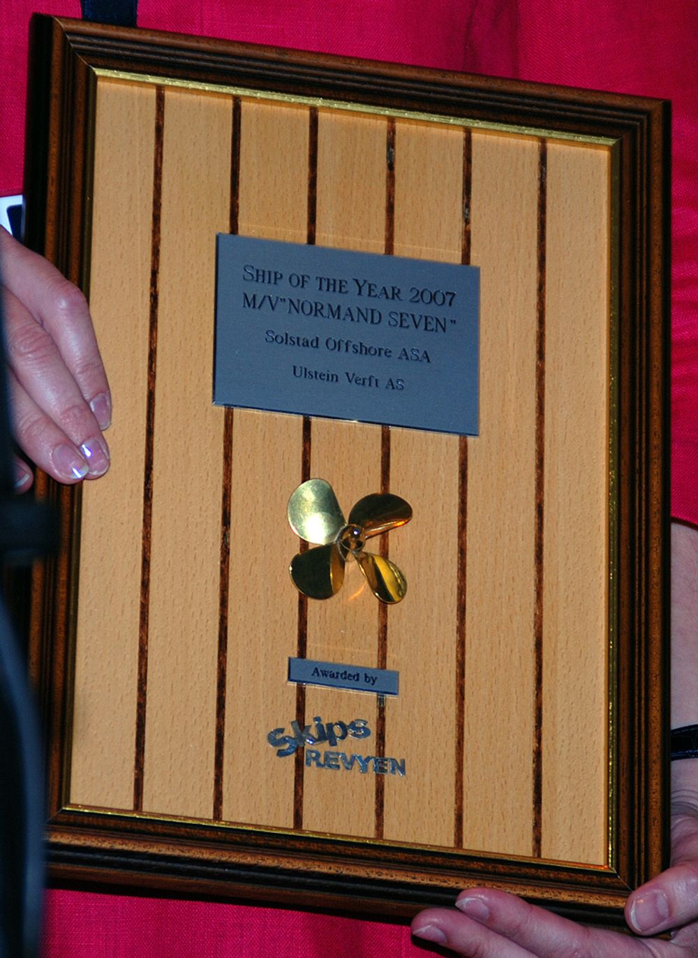 PRISEN: "Årets skip"-prisen deles ut av det maritime tidsskriftet Skipsrevyen. Slik ser den ut.