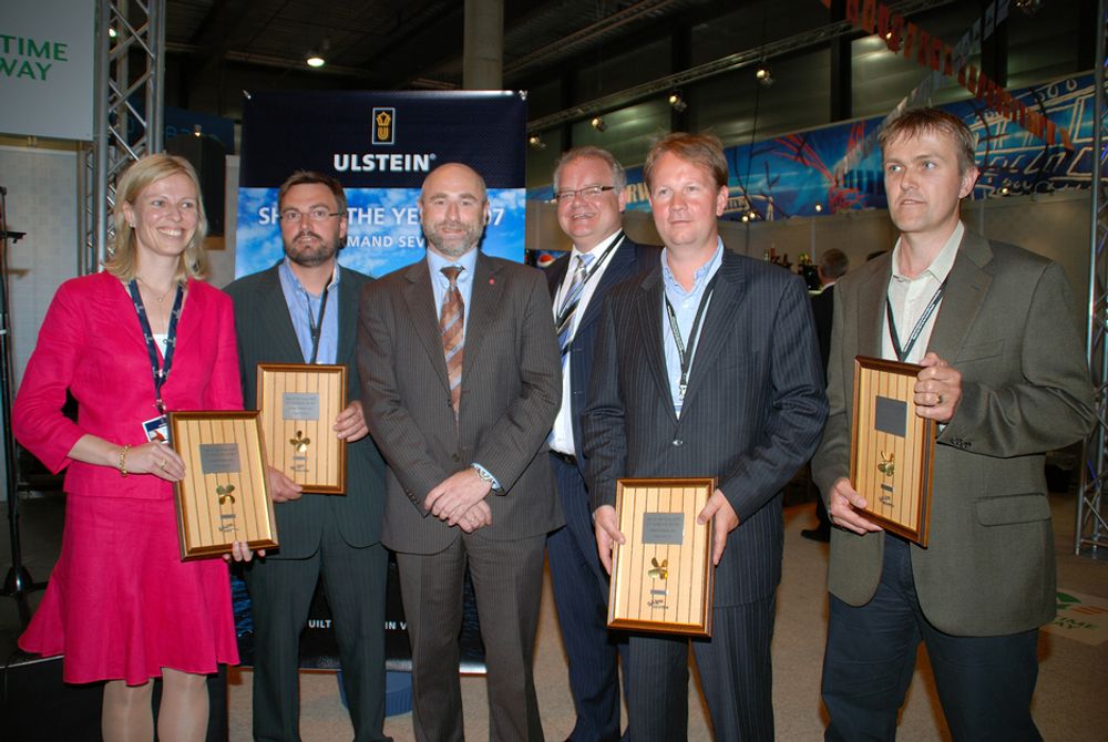 SKIPSSEIER: Konsernsjef Gunvor Ulstein, Ulstein Group (f.v.), salgsansvarlig Egil Sandvik, Vik-Sandvik, nærings- og handelsminister Dag Terje Andersen, jurymedlem Asle B. Strønen, Skipsrevyen, adm. dir. Lars Peder Solstad, Solstad og kaptein Kjetil Sørstrønen, Solstad.