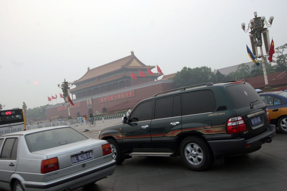 MAO FØLGER MED: Bilkø foran Kinas mest kjente bygning ved den forbudte by og Den himmelske freds plass i Beijing. Selv om Kina har en storbilproduksjon er det overraskende mange vestlige biler i Beijing. Nesten ingen av dem bruker miljøvennlig drivstoff.