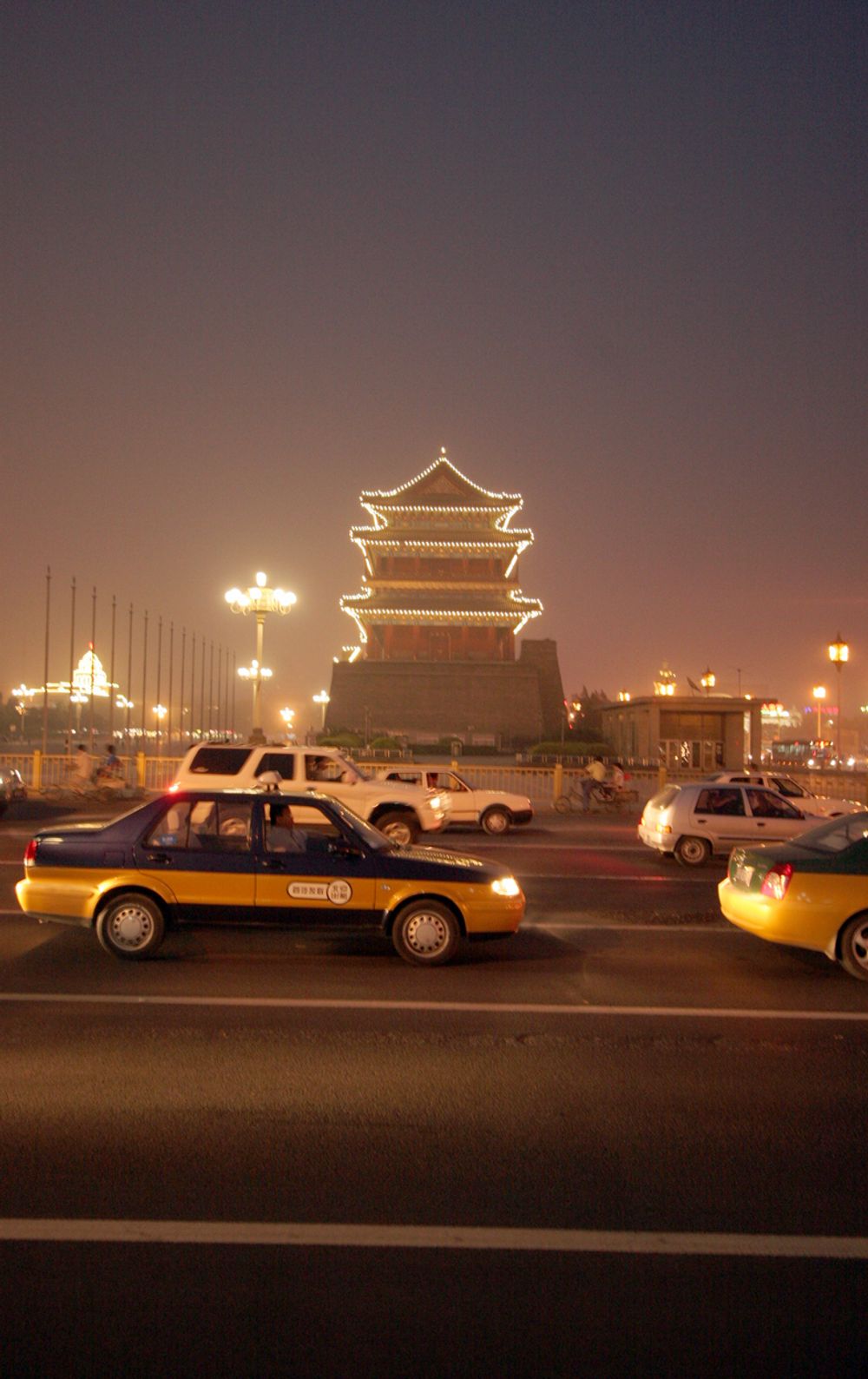 SMOG I KVELDSLYS: Innen neste sommer skal det være 23 000 nye taxier operative i OL-byen Beijing. Myndighetene mener at smog-problemet og klimaproblemene kan løses, men vil ikke fortelle eksakt hvordan de skal gjøre det.