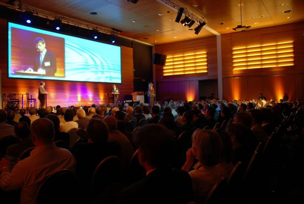 Åpningskonferansen omhandler arktisk shipping. På scenen - og på skjermen - ser du BI-professor Torger Reve, som introduserer dagens talere.
