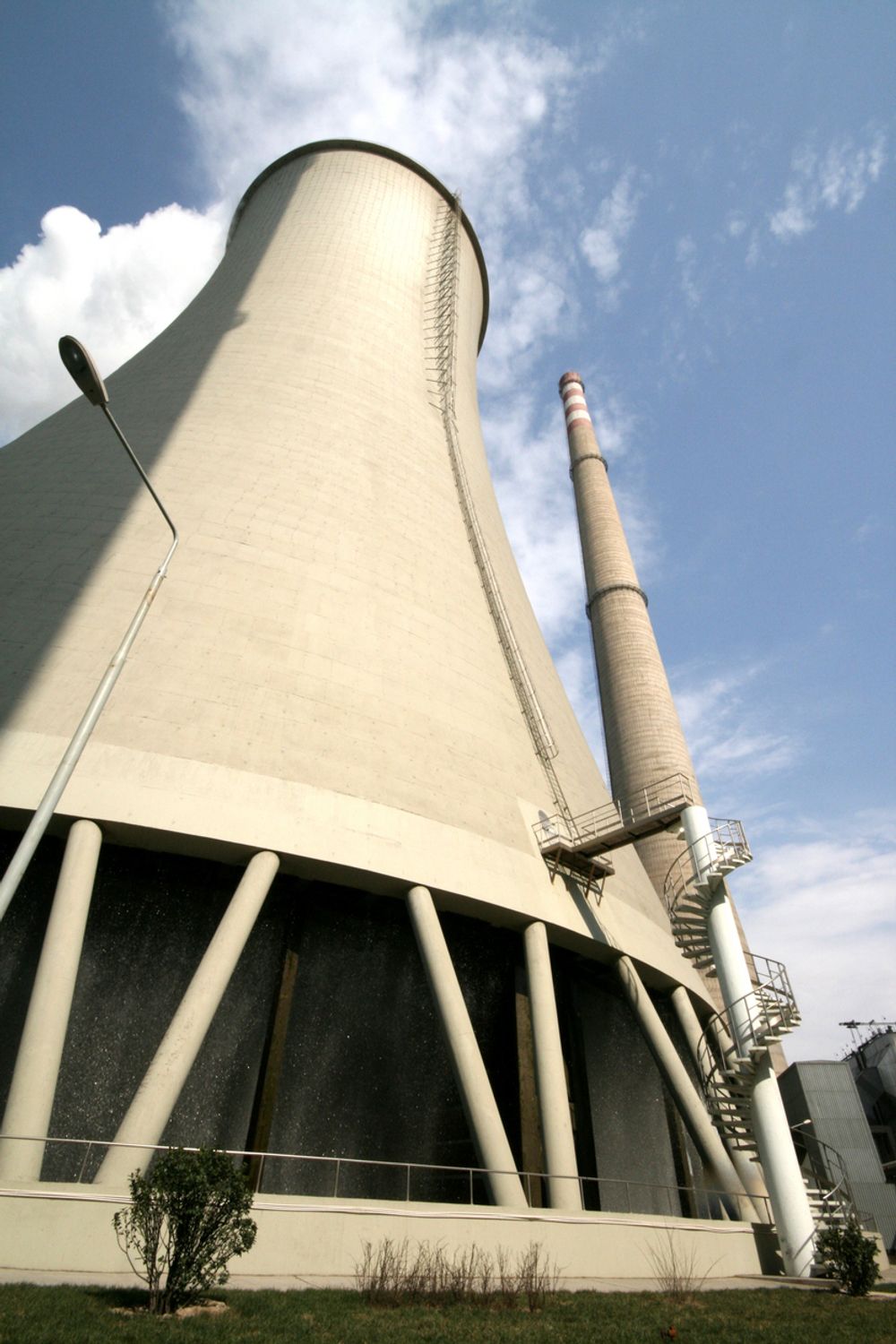 KJØLETÅRN: De svære siloene brukes som kjøletårn og til rensing og vanning.