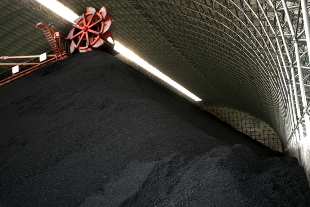 ENORME KULLFOREKOMSTER: 13 prosent av verdens kull finnes i Kinas kullgruver. En del blir til strøm og varme her ved Huaneng kullkraftverk i Beijing.