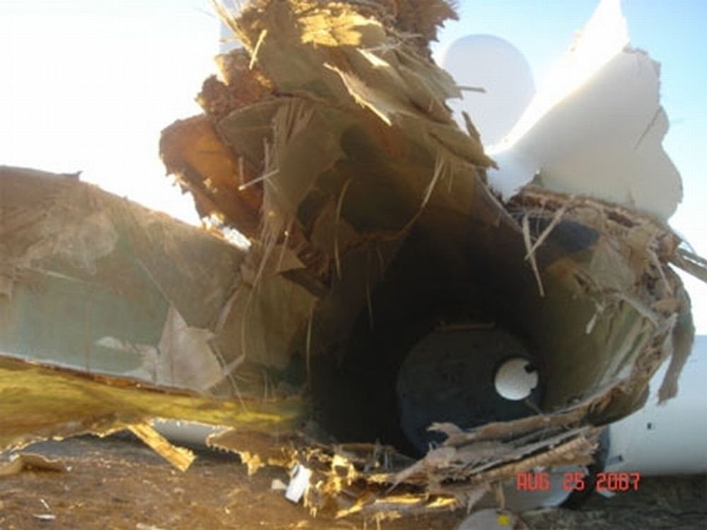 Vindturbinen er blitt til en søppelhaug. En arbeider ble drept og en annen alvorlig skadet da masten knakk og turbinbladene gikk i bakken i Oregon, lørdag 25. august 2007. Turbinen er levert av Siemens Wind Power i Danmark.